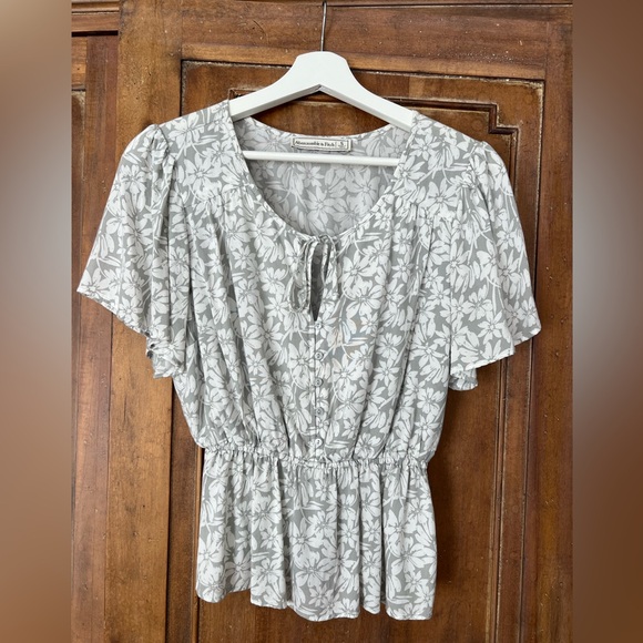 Abercrombie & Fitch Tops - Abercrombie & Fitch Gray Floral Top